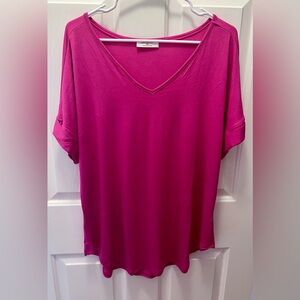 NWT Zenana cute basic Tee with cuffed sleeves, V-neck  and seamless back SZ-XL